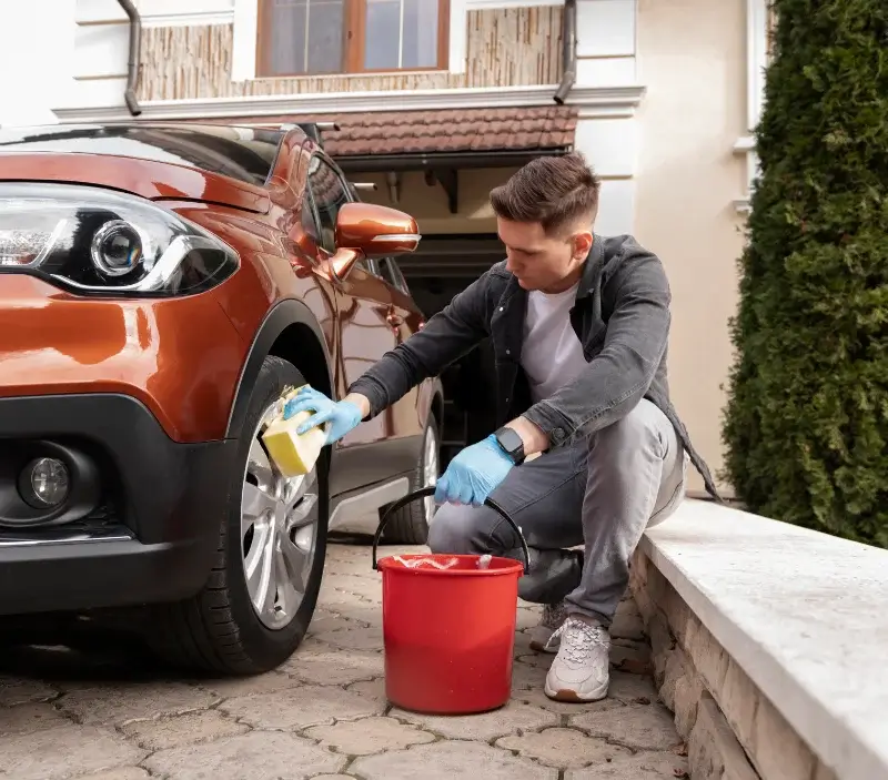 Lavage auto à domicile Saint-Georges-de-Mons : professionnel intervenant sur un véhicule